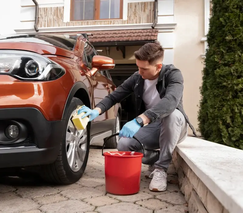 Lavage auto à domicile Villerest : professionnel intervenant sur un véhicule